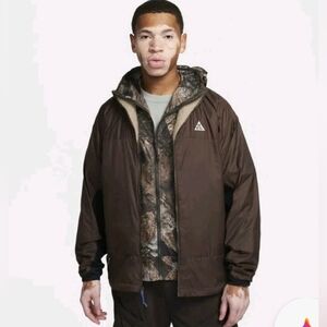 NIKE MEN L ACG Sierra Light Polartech Jacket In Baroque Brown, Black Detail